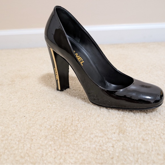 Chanel size 8 black patent leather high heel with Chanel in gold on heel. - Picture 9 of 16